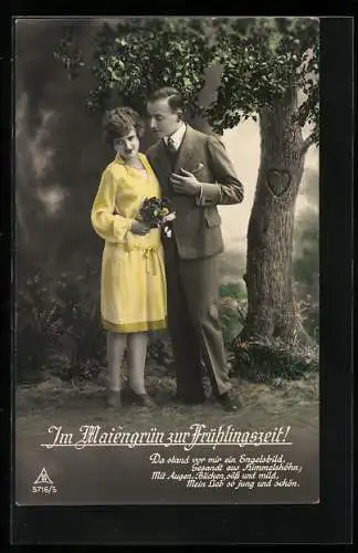 Foto-AK Photochemie Berlin Nr. 5716 /5: Junges Paar Arm in Arm im Wald, Studiokulisse