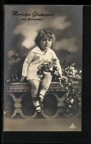 Foto-AK Photochemie Berlin Nr. 4264-1: Junger Knabe mit Blumen auf einer Mauer, Studiokulisse