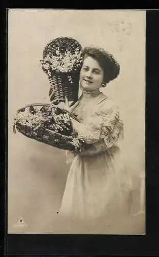 Foto-AK Photochemie Berlin Nr. 6355-1: Junge Frau mit zwei Körben gepflückter Blumen