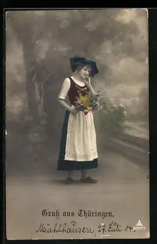 Foto-AK Photochemie Berlin Nr. 6029 /2: Junge Frau in Tracht mit einem Blumenstrauss, Studiokulisse