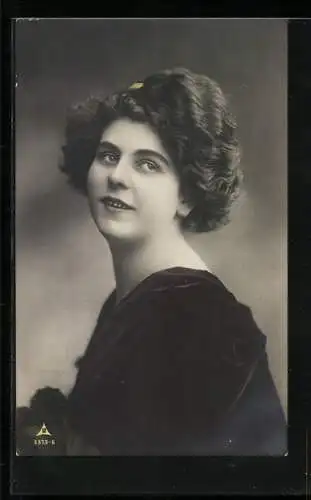 Foto-AK Photochemie Berlin Nr. 6373-6: Junge Frau mit voluminösem Haar und verträumtem Blick