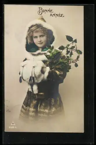 Foto-AK Photochemie Berlin Nr. 6720-4: Mädchen in winterlicher Garderobe mit Muff und Stechpalmenzweig