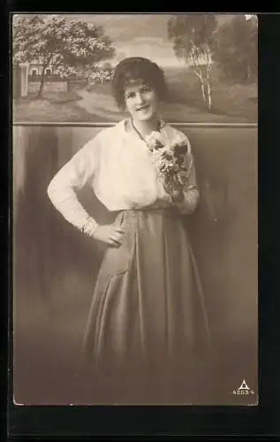 Foto-AK Photochemie Berlin Nr. 4203-4: Junge Frau mit Blumenstrauss vor einer Fotoleinwand