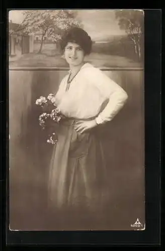 Foto-AK Photochemie Berlin Nr. 4203-1: Junge Frau mit Blumenstrauss, Studiokulisse