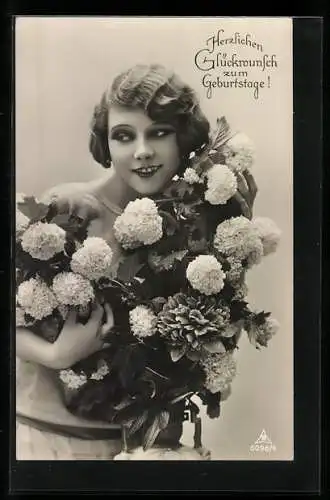 Foto-AK Photochemie Berlin Nr. 6096 /4: Junge Frau mit keckem Lächeln und Blumenstrauss, Geburtstagskarte