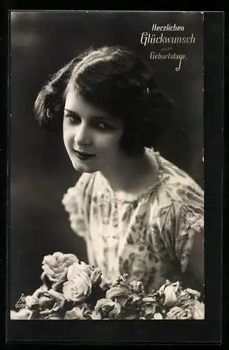 Foto-AK Photochemie Berlin Nr. 6084 /6: Junge Frau mit dunklem Haar und einem Strauss Rosen, Geburtstagskarte