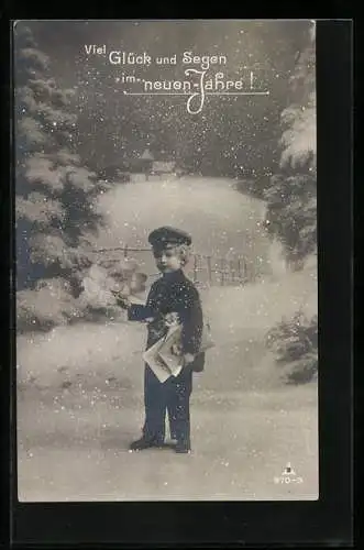 Foto-AK Photochemie Berlin Nr. 970-3: Junger Knabe in Postboten-Uniform mit Glücksklee und Briefen