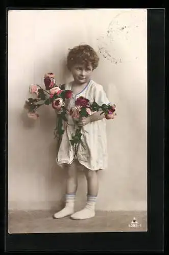 Foto-AK Photochemie Berlin Nr. 4089-1: Junger Knabe im hellen Gewand mit zwei Blumensträussen