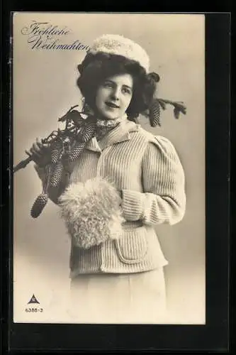 Foto-AK Photochemie Berlin Nr. 6388-3: Fräulein mit Pelzmütze und Muff einen Tannenzweig tragend