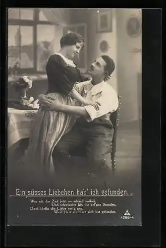 Foto-AK Photochemie Berlin Nr. 4288-4: Junges Ehepaar in ihrer Stube am Frühstückstisch, Studiokulisse