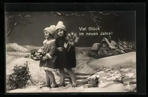 Foto-AK Photochemie Berlin Nr. 5979 /2: Zwei junge Mädchen in winterlicher Kleidung mit Glücksklee, Studiokulisse