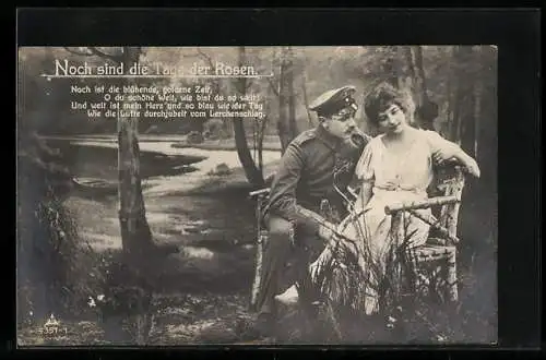 Foto-AK Photochemie Berlin Nr. 4351-1: Soldat in Uniform nud seine Liebste auf einer Waldbank, Studiokulisse