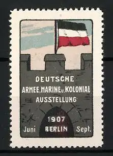 Reklamemarke Berlin, Deutsche Armee, Marine und Kolonial Ausstellung 1907, Flagge auf einer Burgmauer