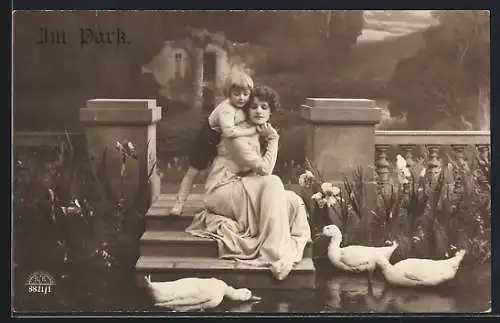 Foto-AK R & K / L Nr. 8821/1: Mutter mit Sohn und Schwänen am Seeufer