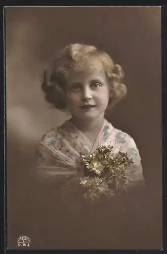 Foto-AK R & K / L Nr. 8436/4: Portrait eines blonden Mädchens mit Blumenstrauss