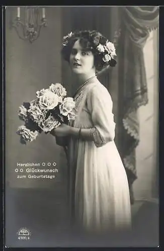 Foto-AK R & K / L Nr. 4800/4: schönes Fräulein mit Blumen in Hand und Haar