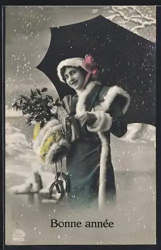 Foto-AK R & K / L Nr. 7013/2: junge Frau mit Pelz, Geschenken und Schirm im Schnee