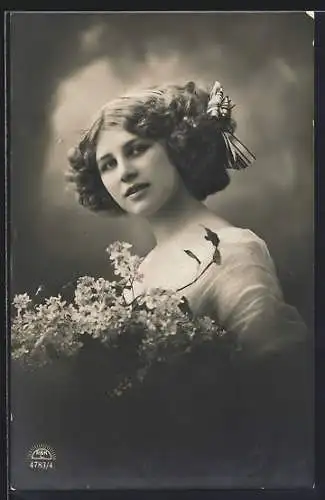 Foto-AK R & K / L Nr. 4783/4: schönes Fräulein mit Blumenstrauss