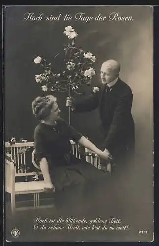 Foto-AK NPG Nr. 2711: Noch sind die Tage der Rosen..., Mann schenkt einer Frau Rosen