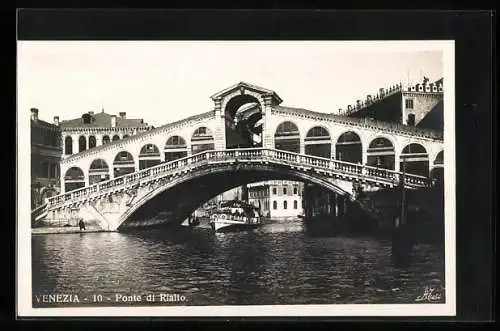 Foto-AK Venezia / Venedig, Ponte di Rialto, Motorschiff unter der Rialtobrücke