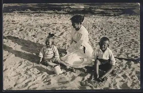 Foto-AK Grömitz, Mutter sitzt mit lachenden Kindern am Strand