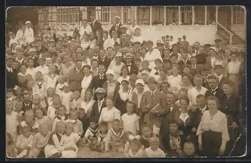 Foto-AK Grömitz, Gruppenfoto von Urlaubern vor dem Strand-Café