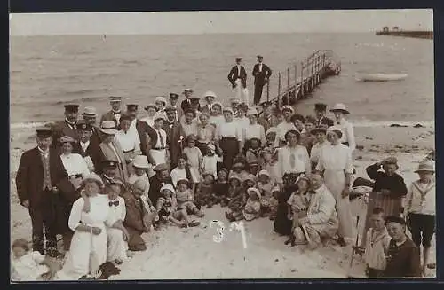 Foto-AK Grömitz, Eine Gruppe Urlauber mit Kindern und Hund am Strand