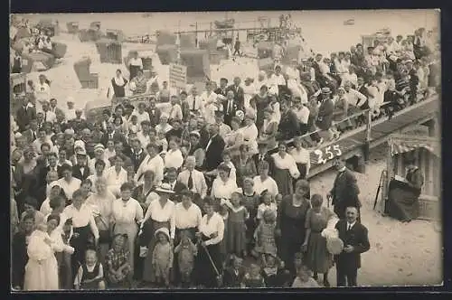 Foto-AK Grömitz, Gruppenfoto von Urlaubern an der Seebrücke