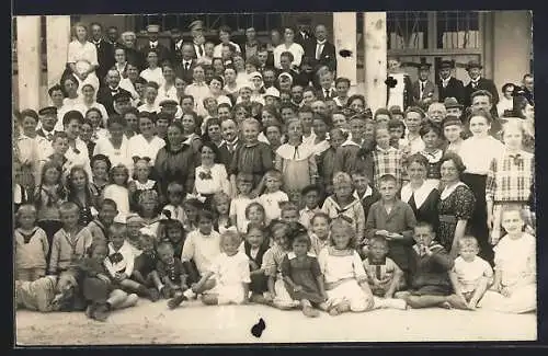 Foto-AK Grömitz, Gruppenfoto von Urlaubern mit ihren Kindern