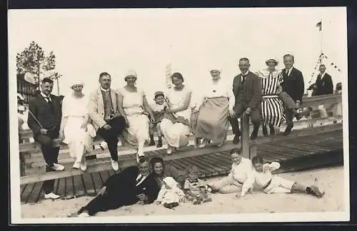 Foto-AK Grömitz, Lachende Urlauber an der Seebrücke