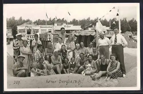 Foto-AK Grömitz, Lachende Urlauber mit ihren Kindern vor Strandkörben