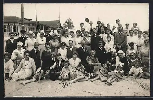 Foto-AK Grömitz, Urlauber und Kinder am Strand