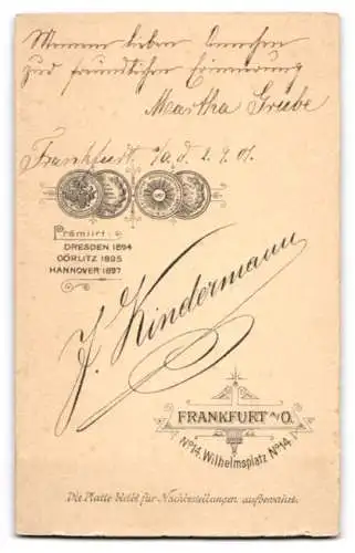 Fotografie J. Kindermann, Frankfurt a. O., Wilhelmsplatz 14, Martha Grube in elegantem weissen Kleid