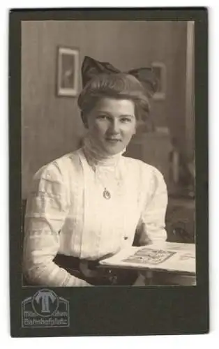 Fotografie Hermann Tietz, München, Bahnhofplatz, Käthe Genrich mit Schleife im Haar