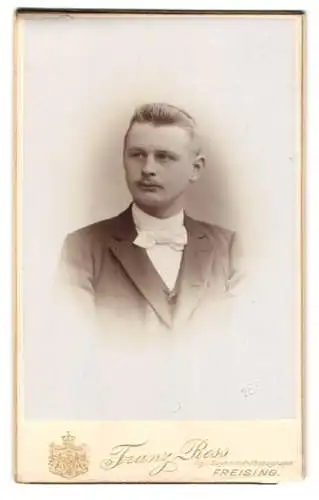 Fotografie Franz Ress, Freising, Alph. Hentschel als junger Mann in Anzug und Fliege