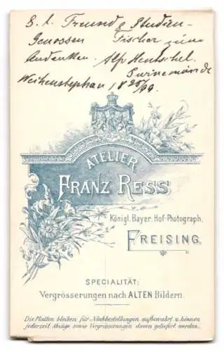 Fotografie Franz Ress, Freising, Alph. Hentschel als junger Mann in Anzug und Fliege