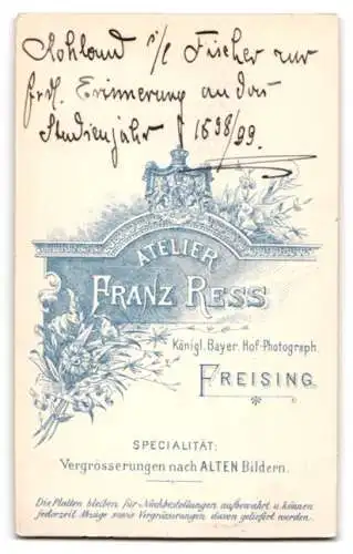 Fotografie Franz Ress, Freising, Rohland in elegantem Anzug und Fliege