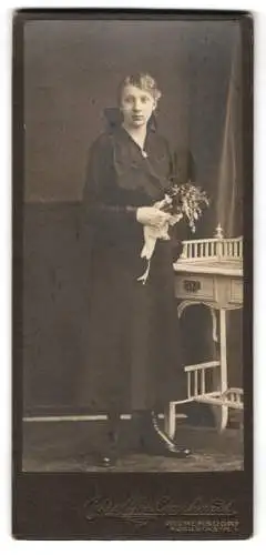 Fotografie Wolff & Leonhardt, Wilmersdorf, Augustastrasse 1, Greta als junge Frau mit Blumenstrauss