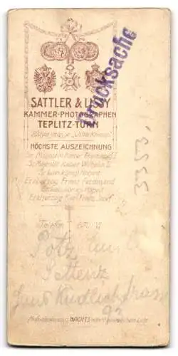 Fotografie Sattler & Lissy, Teplitz, Kaiserstrasse, Niedliches Kind in Jacke und Haube