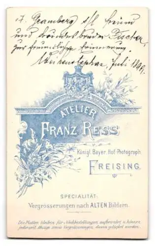 Fotografie Franz Ress, Freising, Herr Gramberg in Anzug und gestreifter Fliege