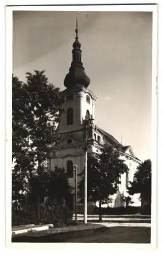 Fotografie unbekannter Fotograf, Ansicht Königgrätz - Hradec Králové, Strasseneck vor einer Kirche