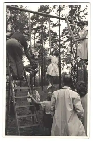 Fotografie Franz Freytag, Berlin-Grunewald, Kinder spielen an & auf einem Klettergerüst