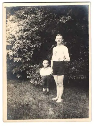 Fotografie Vater in Sportbekleidung nebst Sohn im Matrosenanzug