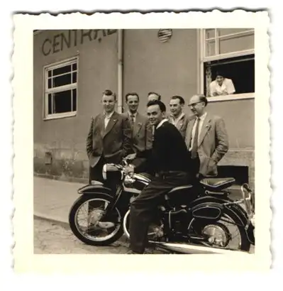 Fotografie Locher, Ravensburg, Motorrad NSU, Bursche auf Krad sitzend