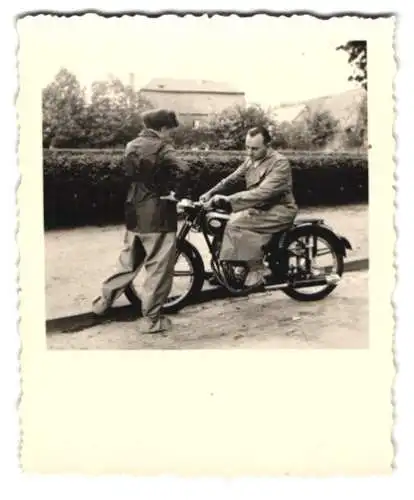 Fotografie Albert Widmaier, Neustadt bei Coburg, Motorrad Panther, Mann im Regenmatel auf Krad sitzend