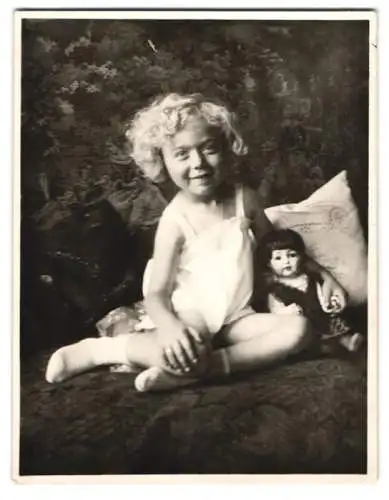 Fotografie Marianne mit ihrer Puppe, Doll, Dolly auf Sofa sitzend