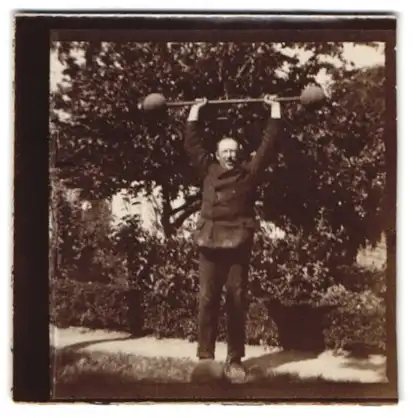 Fotografie Gewichtheber mit Langhantel beim Training