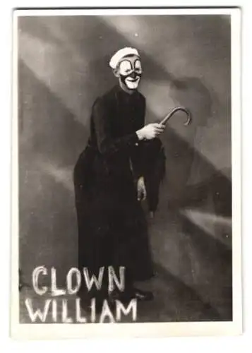 Fotografie W. Kittlaus (Williams), Berlin-Treptow, Clown William, Zirkus-Clown im Bühnenkostüm