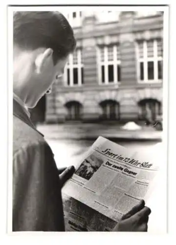 Fotografie Bursche liest Zeitung 12 Uhr Blatt, Sport-Nachriten Der zweite Gegner für den Berliner Fussballmeister