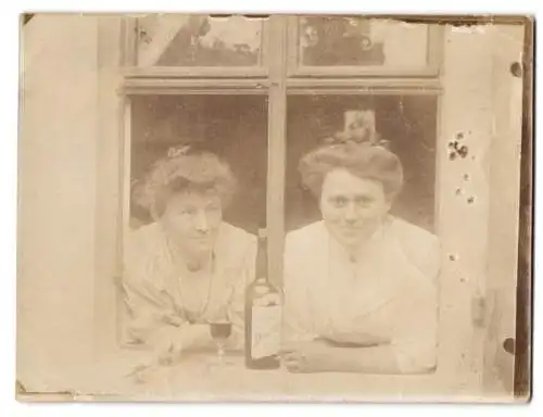 Fotografie Damen am offenen Fenster betrinken sich mit Damm's Doctor